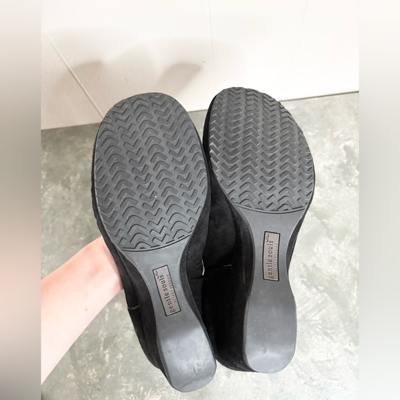 Gentle Souls by Kenneth Cole black suede leather rounded toe wedge size 10 - Picture 4 of 7